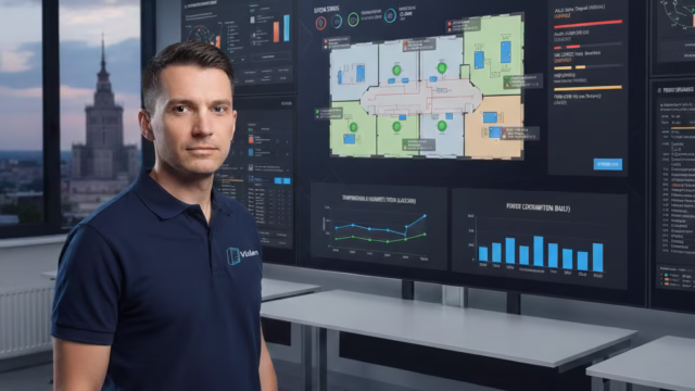 Serwis BMS Warszawa – technik stojący przed panelem BMS podczas diagnostyki systemu.
